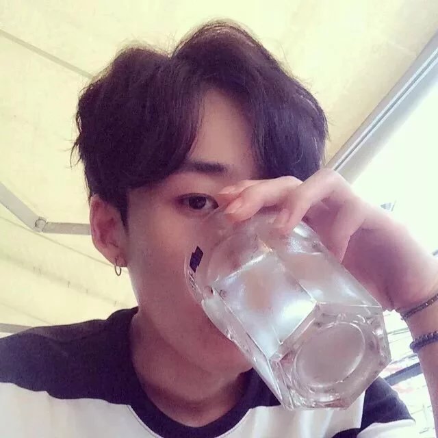 屈澜航莎